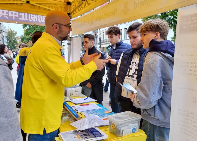 Image for article Belgium: People Sign Petition to End the Persecution of Falun Dafa