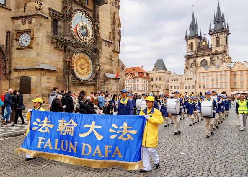 Image for article Czech Republic: People Praise Falun Dafa During Parade in Prague