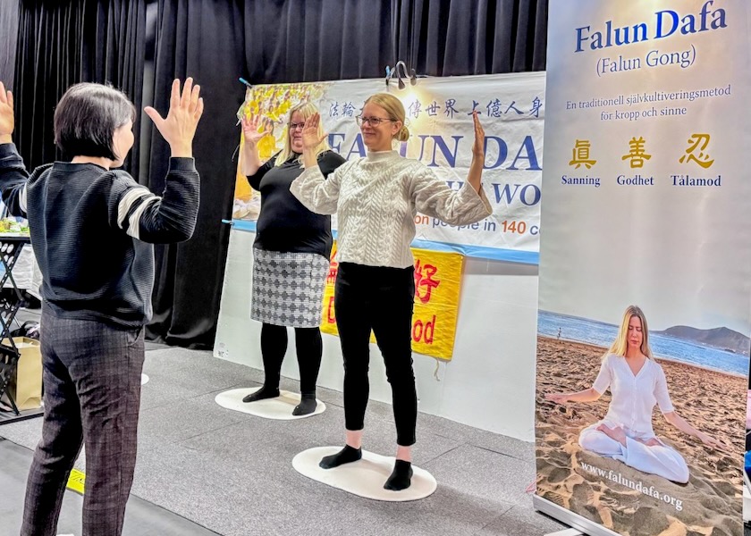 Image for article Introducing Falun Dafa at a Health Expo in Solna, Sweden
