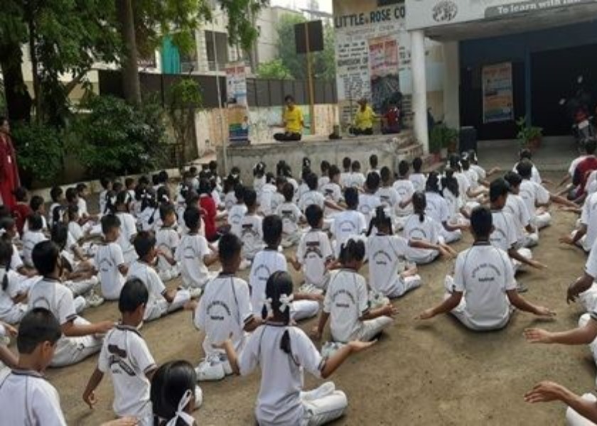 Image for article 4,500 Students, Teachers and Staff Members in Sixteen Schools in India Welcome Falun Dafa