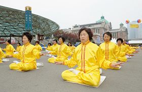 '法轮功学员祥和整齐的炼功场面'