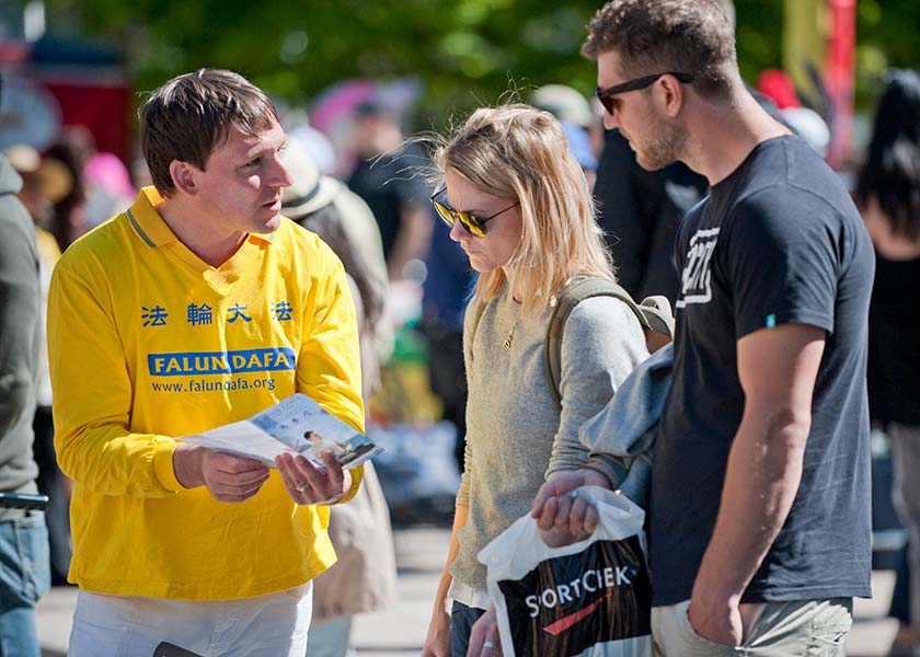 Image for article Swedish VIPs Support Falun Gong at the Book and Library Fair in Gothenburg, September 13-16, 2001