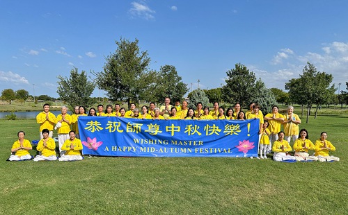 Image for article Dallas, Texas: Falun Dafa Practitioners Express Gratitude to Master Li on Mid-Autumn Festival