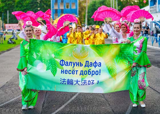 Image for article Street Fair Spectator in Arzamas, Russia: “I Hope All Young People Come to Learn This”