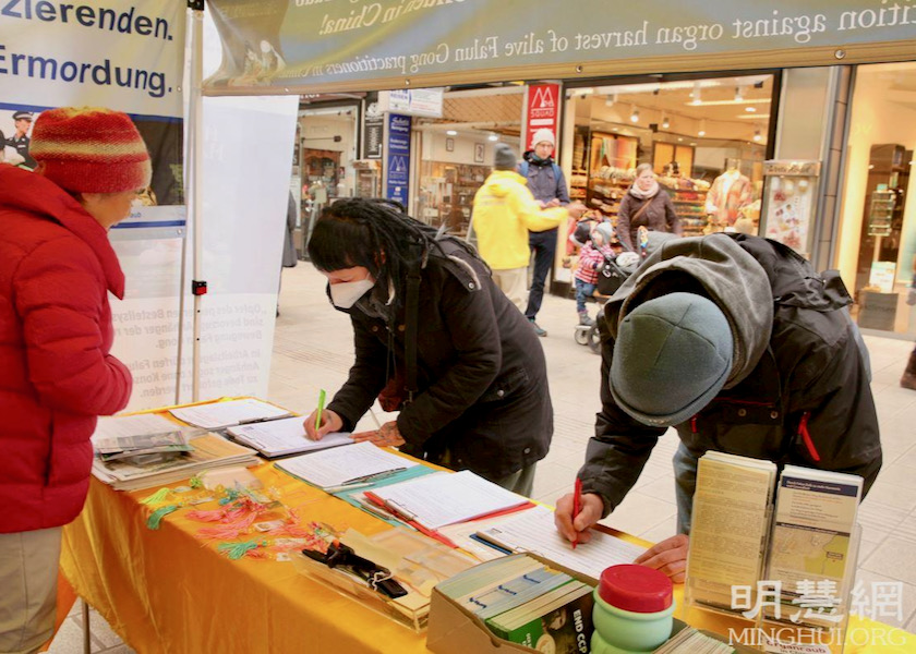 Image for article Augsburg, Germany: Spreading the Truth About Falun Dafa to Residents of Augsburg