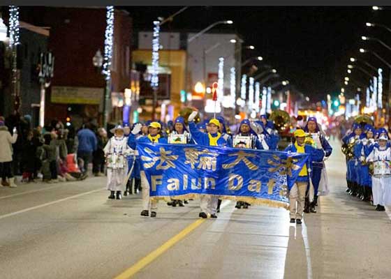 Image for article Windsor, Canada: Government Leaders and Residents Praise Tian Guo Marching Band’s Performance in the Santa Claus Parade