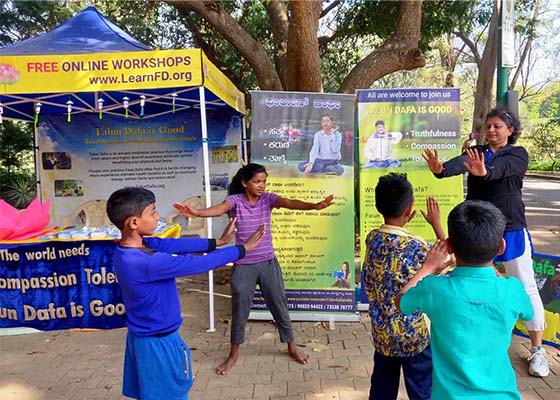 Image for article India: Practitioners Introduce Falun Dafa at the Bangalore Biannual Flower Show