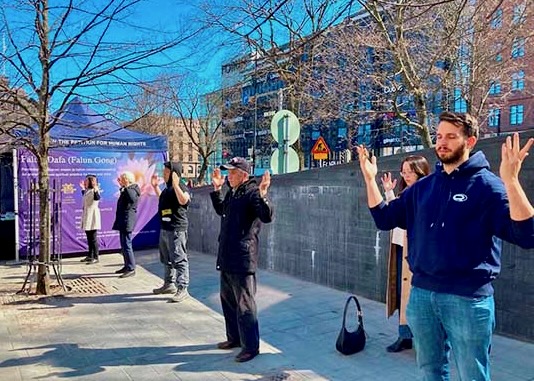 Image for article Finland: At Activities Marking the April 25 Appeal, People in Helsinki Sign to Help End the Persecution