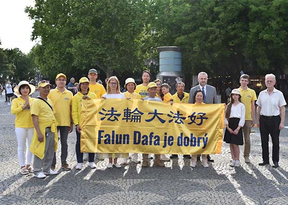 Image for article Slovakia: World Falun Dafa Day Celebration in Bratislava Draws Support from MPs and the Public