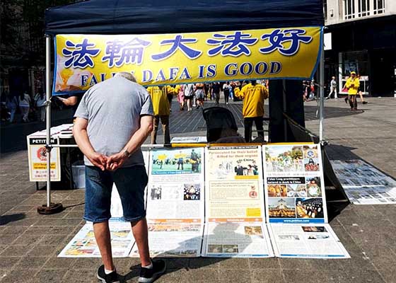 Image for article England: Practitioners Celebrate World Falun Dafa Day by Introducing Falun Dafa to the Public