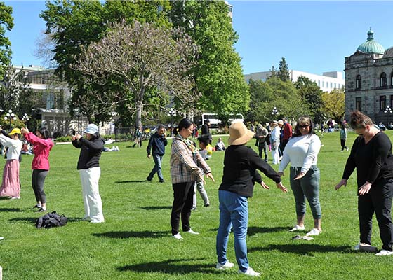 Image for article Victoria, Canada: Falun Dafa Practitioners Participate in Victoria Day Celebrations