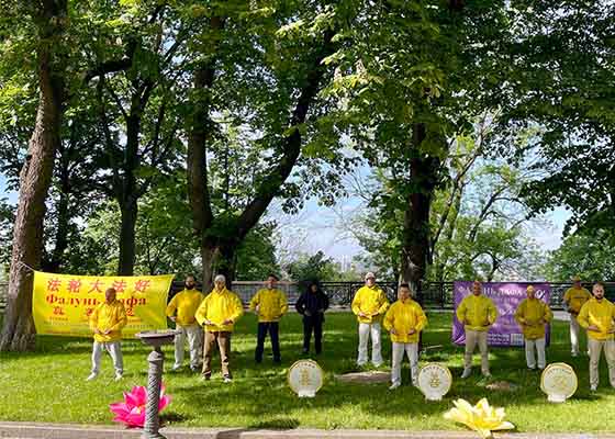 Image for article Ukraine: Practitioners Pass On the Message of Hope Through Falun Dafa Day Celebrations