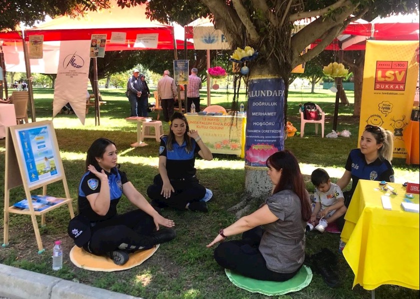 Image for article Adana, Turkey: Falun Dafa Warmly Received at Orange Blossom Festival