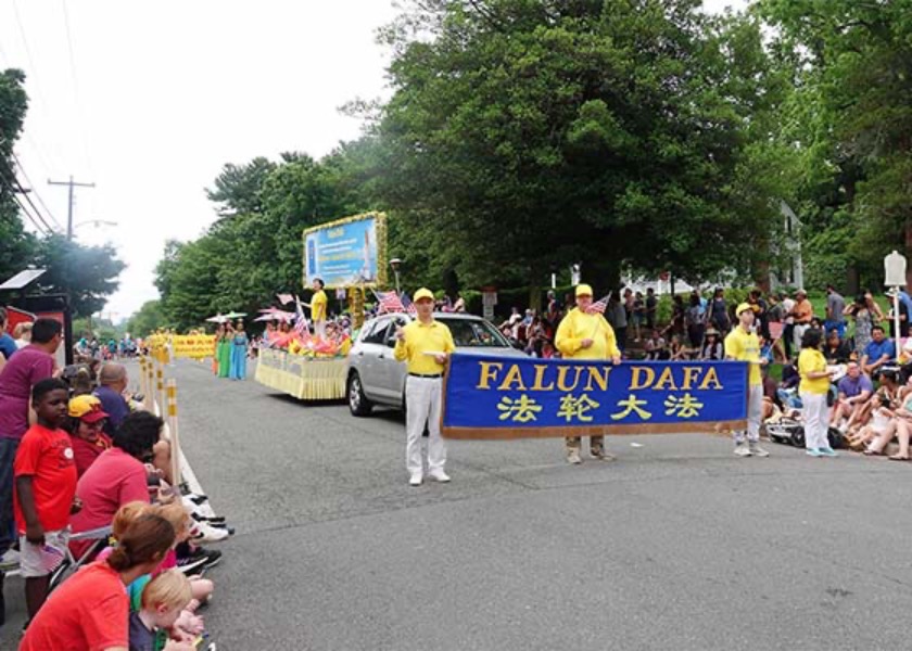 Image for article Washington DC, US: Spectators Learn About Falun Dafa from Practitioners in the Memorial Day Parade