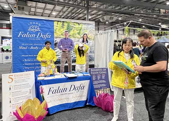 Image for article Adelaide, Australia: People Learn about Falun Dafa at Health Expo
