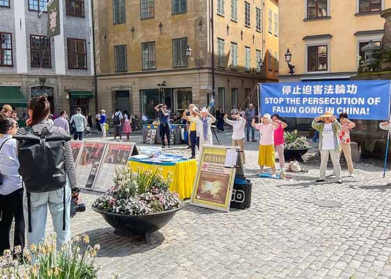 Image for article Sweden: Introducing Falun Dafa to People in the Center of Stockholm