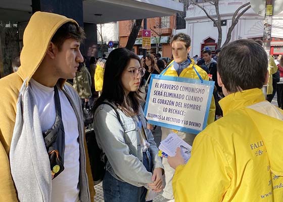 Image for article Argentina: Celebrating World Falun Dafa Day, Practitioners Introduce Falun Dafa to the Public
