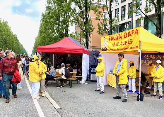Image for article Munich, Germany: People Learn About Falun Dafa During a Summer Street Festival