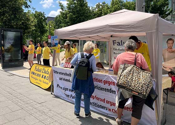 Image for article Austria: Information Day Events Raise Awareness of the Persecution in China