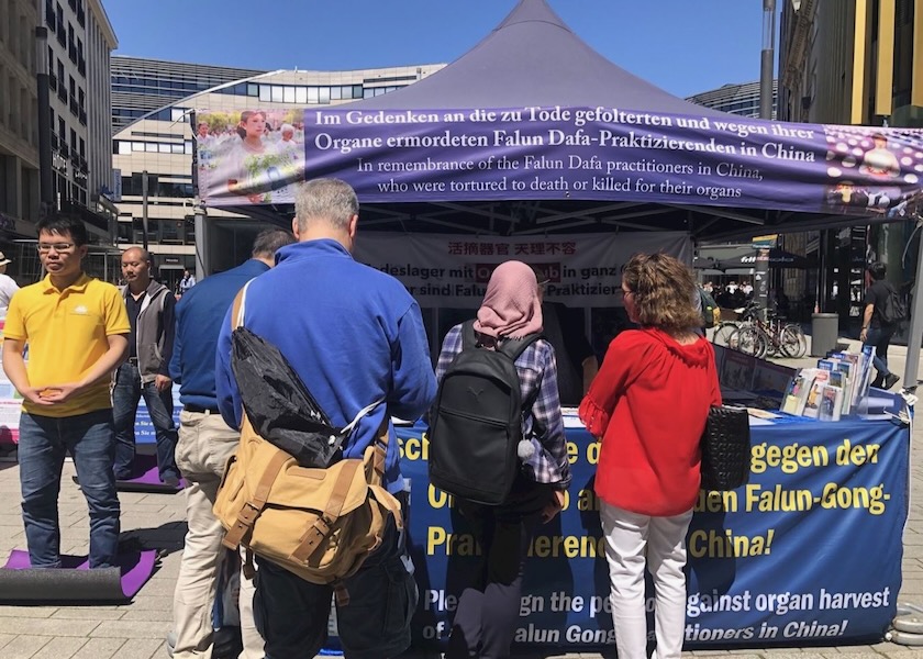 Image for article Germany: Introducing Falun Dafa in Düsseldorf and Raising Awareness of the Persecution