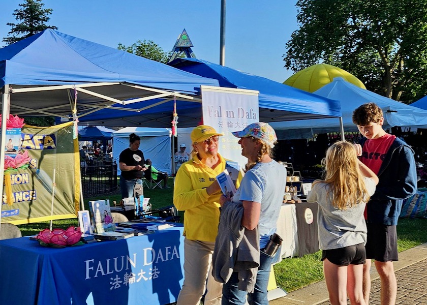 Image for article Chicago, USA: People Learn About Falun Dafa During Suburban Festival