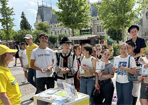 Image for article Romania: People Support Falun Dafa Practitioners’ Efforts to End the Persecution