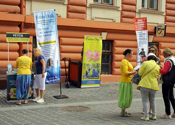 Image for article Brașov, Romania: “Good Will Rise Above Evil,” Remarked a Passersby at a Falun Dafa Event