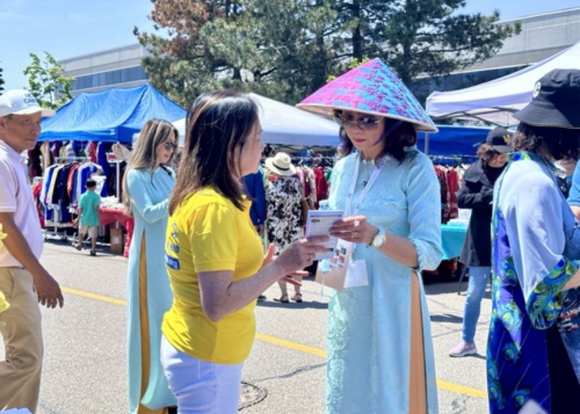 Image for article Canada: Residents Experience Falun Dafa During the Saigon Park Anniversary Event