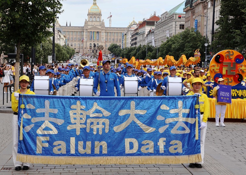 Image for article Falun Dafa Parade in Prague Brings Unique Dimension to Historical Capital