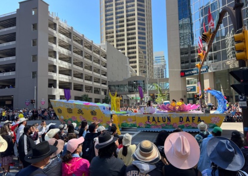 Image for article Canada: Practitioners in Calgary Stampede Parade Touch the Audience