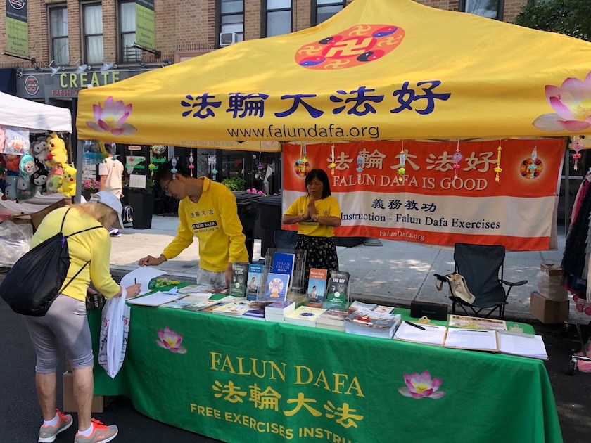 Image for article New York: Introducing Falun Dafa at the Astoria Street Market