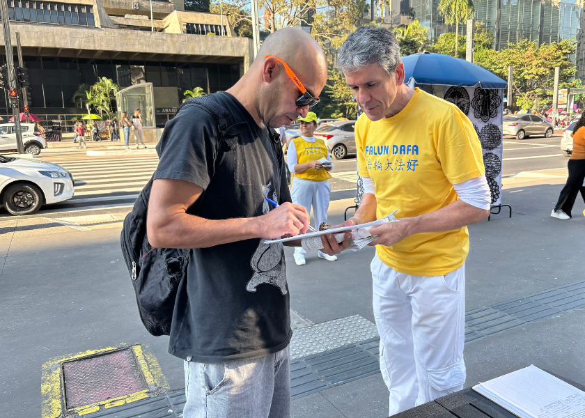 Image for article Brazil: People Show Support for Falun Dafa at Events Exposing the 25-Year Persecution in China