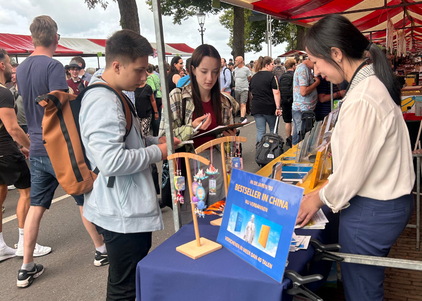 Image for article Netherlands: Introducing Falun Dafa at the Deventer Book Fair