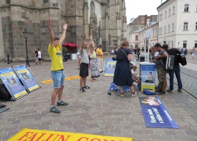 Image for article Slovakia: Introducing Falun Dafa and Raising Awareness of the Persecution in Six Cities