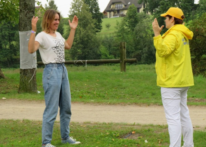 Image for article Latvia: Festival Visitors Learn Falun Dafa