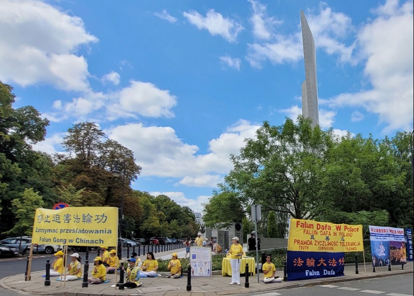 Image for article Poland: Rally in Front of Parliament Building Condemns the Chinese Communist Regime’s Persecution of Falun Gong