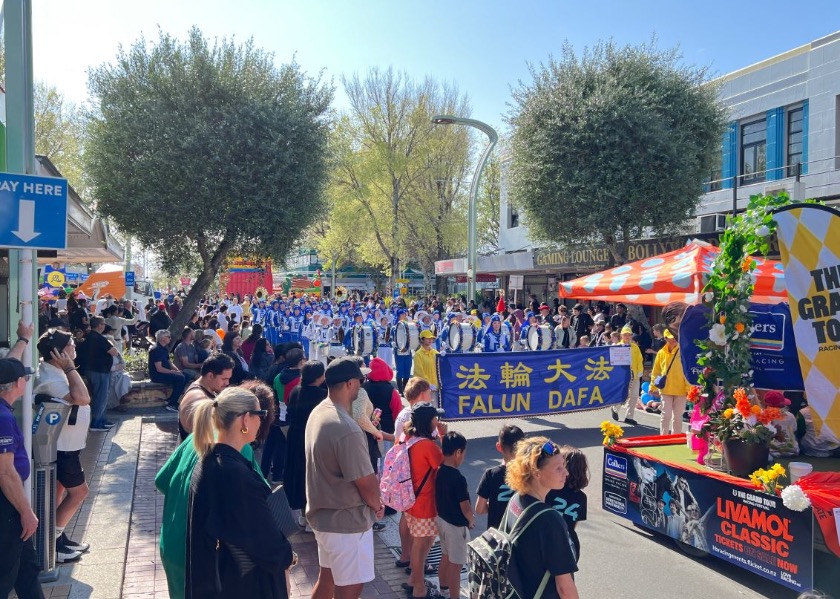 Image for article New Zealand: Spectators Praise Falun Dafa During Blossom Parade in Hastings