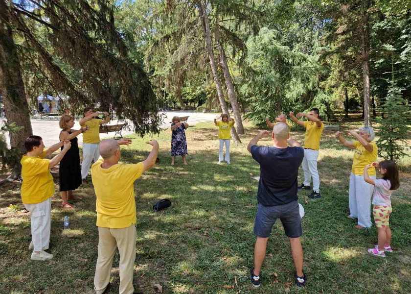 Image for article Bulgaria: Introducing Falun Dafa at a Festival in Yambol