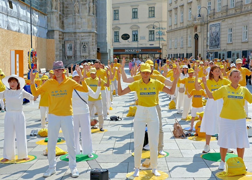 Image for article Vienna, Austria: An Israeli Couple’s Inspiration After Observing the Falun Dafa Practitioners' Peaceful Demonstrations