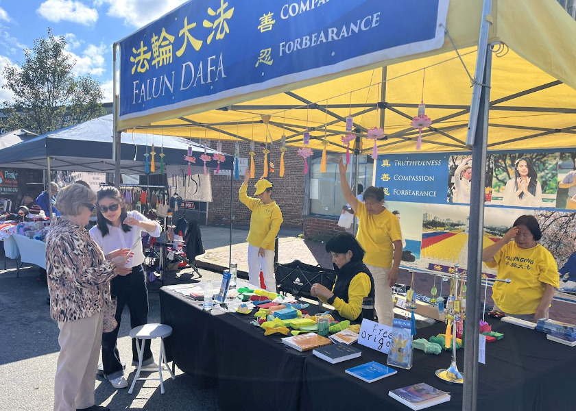 Image for article Massachusetts, U.S.: Introducing Falun Dafa at the Methuen Day Festival