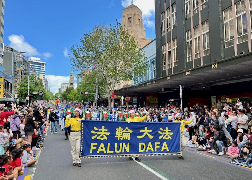 Image for article New Zealand: Falun Dafa Welcomed in Four Christmas Parades