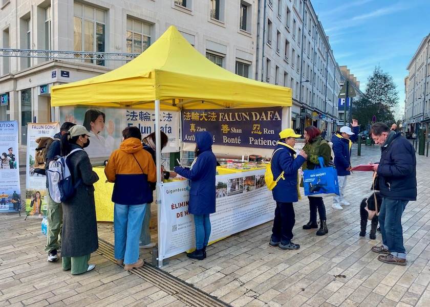 Image for article France: Practitioners Introduce Falun Dafa in Cities in Central France