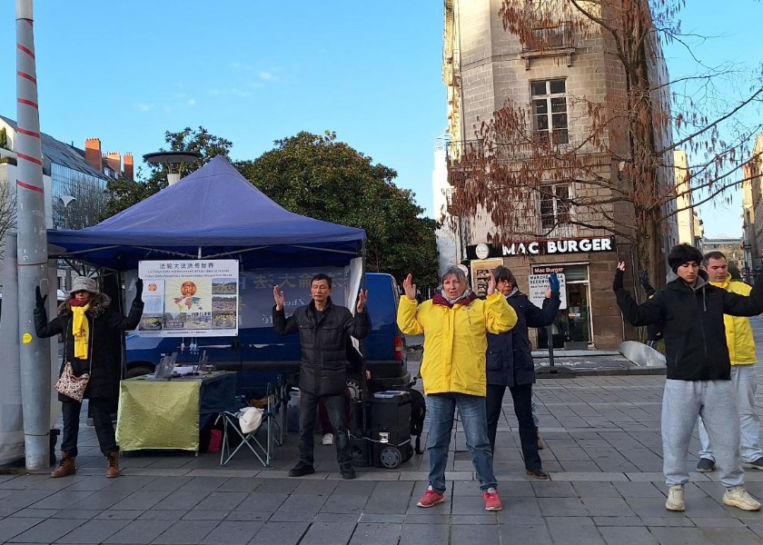 Image for article France: People Condemn the Persecution of Falun Dafa During Activities to Raise Awareness