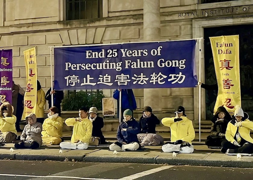 Image for article UK: Falun Dafa Practitioners Hold Candlelight Vigil on Human Rights Day to Protest the Persecution