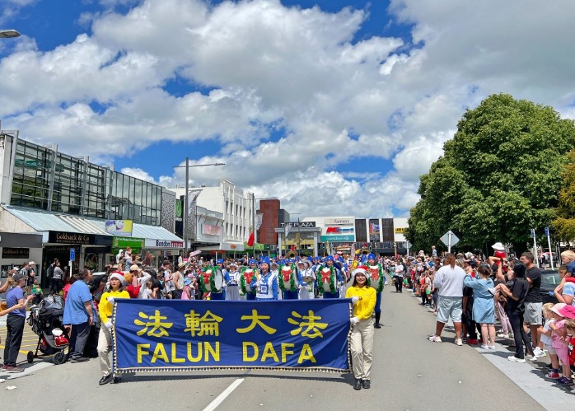 Image for article New Zealand: Falun Dafa Practitioners Participate in Christmas Parades in Five Cities