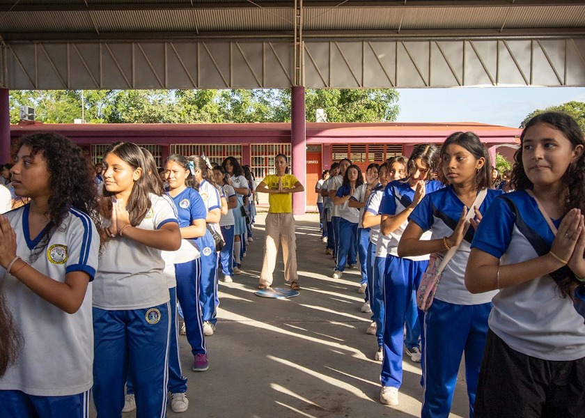 Image for article Mexico: Over Six Hundred Teachers and Students Learn the Falun Dafa Exercises