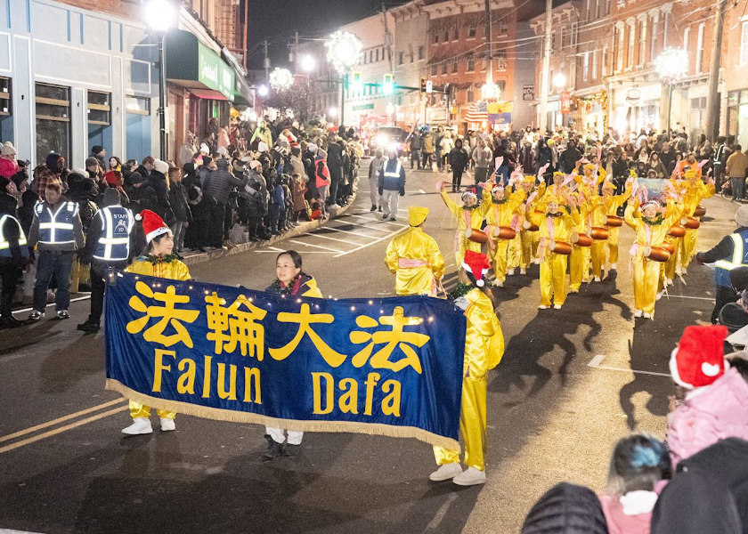 Image for article Upstate New York, USA: Falun Dafa Team Welcomed in Christmas Parades