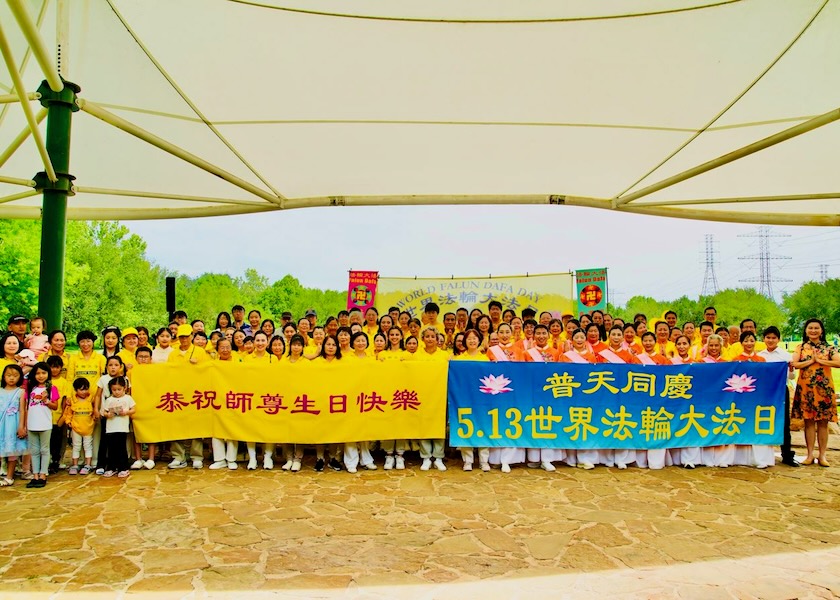 Image for article Texas, USA: People Learn About Falun Dafa at World Falun Dafa Day Celebrations in Houston