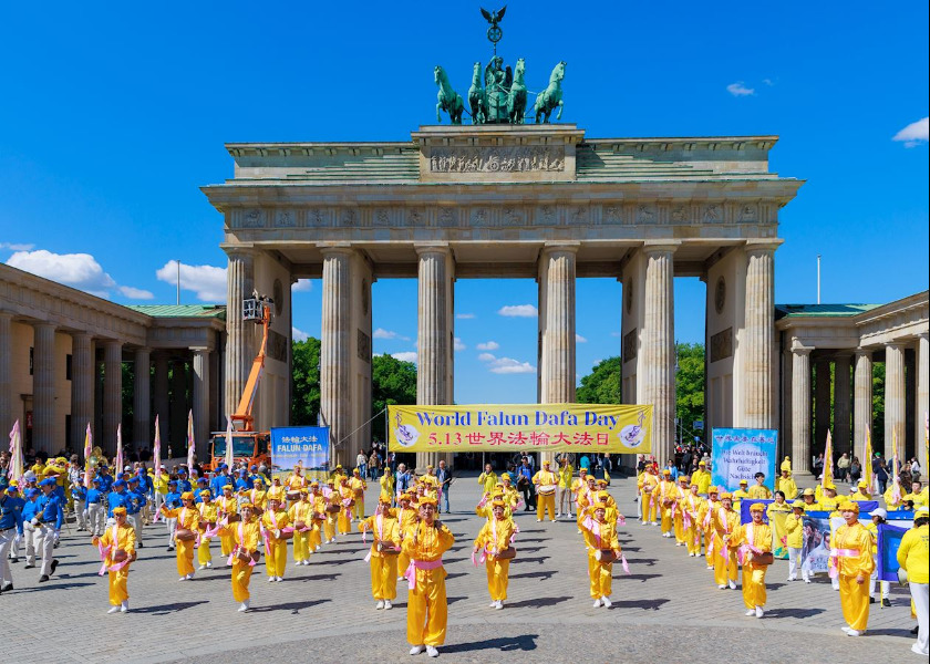 Image for article Berlin, Germany: World Falun Dafa Day Parade Impresses Spectators (Part 1)
