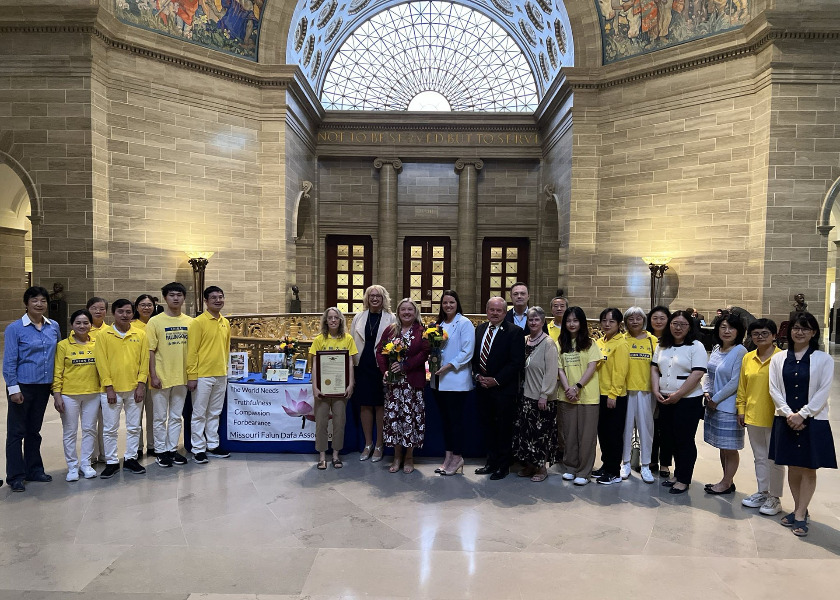 Image for article Missouri, US: World Falun Dafa Day Celebrated at the State Capitol